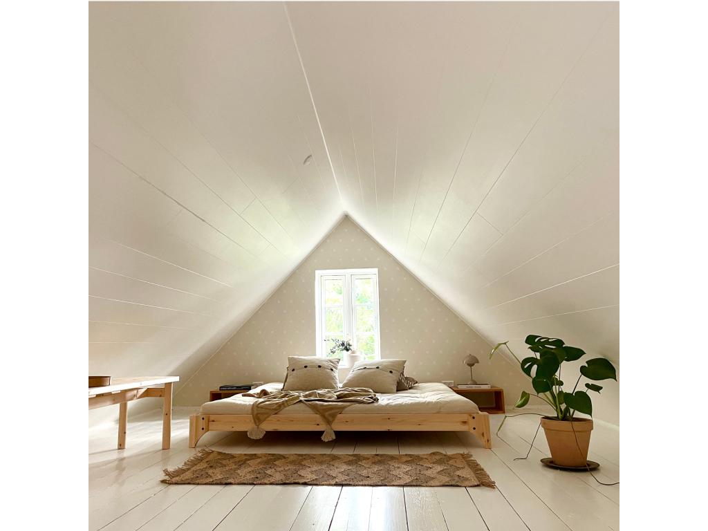 Natural Pine Wood Bed, 180 x 200 cm