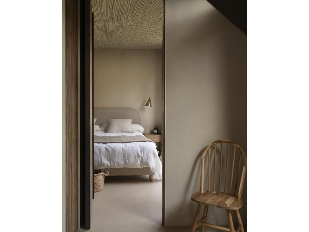 Brown Bed, 160 x 110 cm